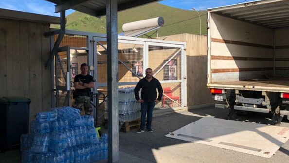 Nouvelle-Calédonie : les gendarmes s'assurent du respect des mesures de confinement tout en apportant soutien et aide aux plus démunis. En l'absence de transporteur, les gendarmes ont gracieusement effectué le transport d'un volume important de packs d'eau, donnés par une société de la grande distribution au profit de l'association Macadam Partage, qui accueille les sans-abri.