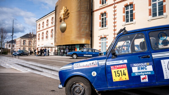Nous voyons la devanture du Mus&eacute;e de la gendarmerie nationale situ&eacute; &agrave; proximit&eacute; imm&eacute;diate de l'Ecole des officiers de la gendarmerie nationale, avec des voitures embl&eacute;matiques &sup2;telles que la 4L du 4L trophy de deux officiers-&eacute;l&egrave;ves ayant particip&eacute; &agrave; l'&eacute;v&egrave;nement. Nous voyons aussi des anciens mod&egrave;les de voitures d'intervention rapide.