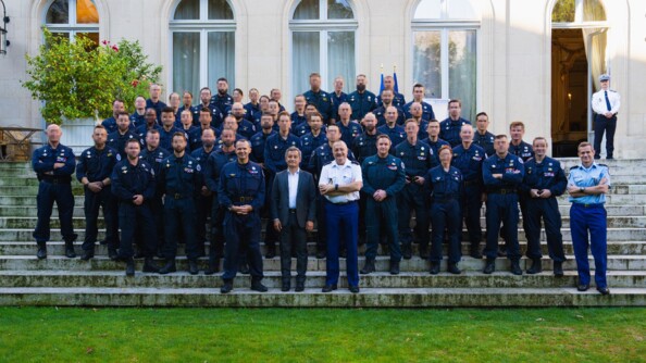 De nomreux militaires membres du RAID, du GIGN et de la BRI, posent ensemble sur les marches de l'hôtel Beauvau. Le visage de la plupart d'entre eux est flouté.