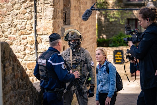 Gendarme départemental expliquant la situation à un militaire du GIGN.