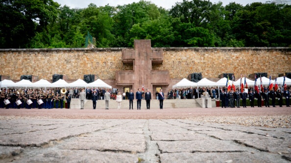 Dans la cour du Mont-Valérien, devant le batiment emblématique, on observe le président de la République ainsi que toutes les autorités et les musiciens de la garde.