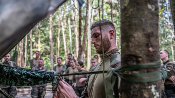 Militaire apprenant à monter son bivouac.