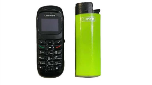 Comparaison de la taille du téléphone vis à vis d'un briquet.