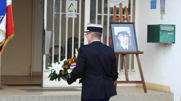 Dépôt de gerbe au pied d'un portrait du colonel A. Beltrame.