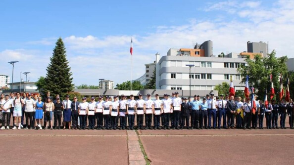 Les cadets brevetés posent avec les autorités, les cadres et leurs familles.