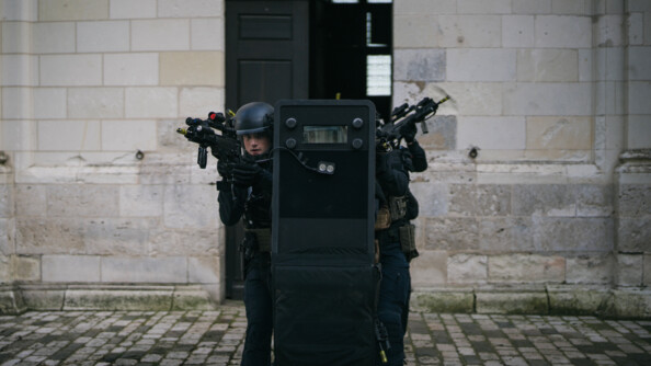 Le bouclier en tête avec les gendarmes d'un PSIG derrière en colonne