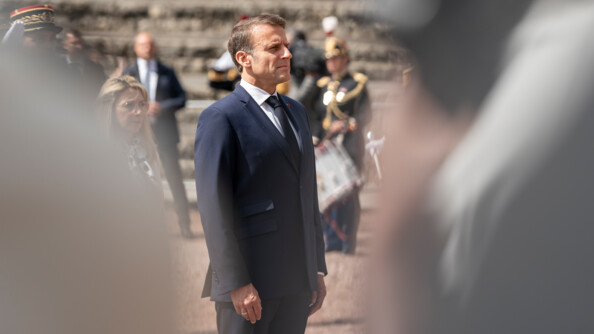 Vue du président de la République. En amorce, deux profils flou se dinstinguent.