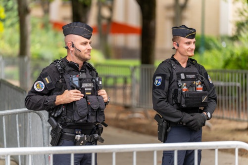 photo de deux gendarmes mobiles dans les rues de Paris