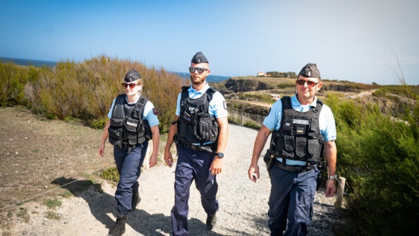 Patrouille pédestre de gendarmes à Belle Ile en Mer.