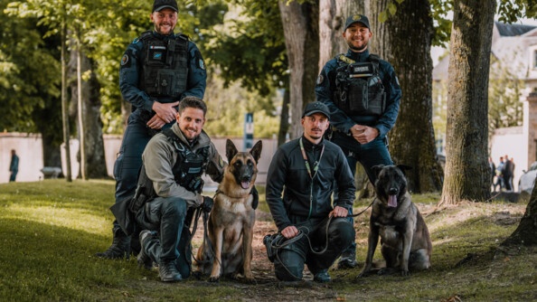 Quatre gendarmes dont deux maitres chiens avec leur deux compagnons.