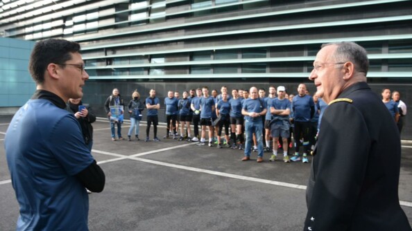 Le colonel Mirabaud s'entretien avec le Directeur général de la gendarmerie nationale dans la cour de la DGGN, au second plan les coureurs de la GTA