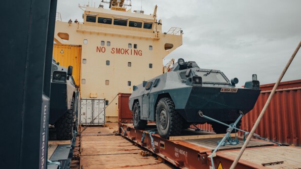 Un VBRG bleu descend la pente d'un porte- container