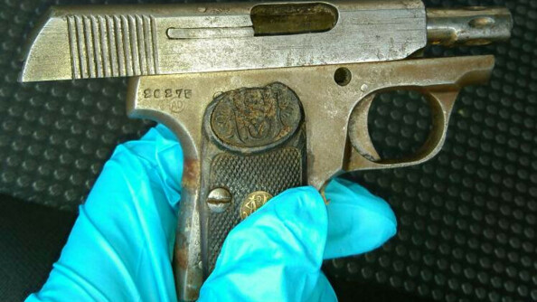 Une arme de poing a été découverte dans le véhicule des suspects.