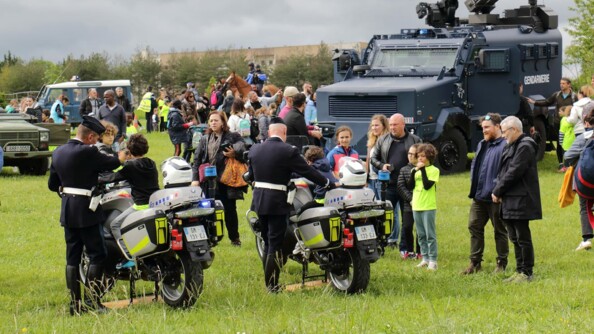 La foule des famille se presse autour du Centaure de la gendarmerie, de deux motos de la Police nationale, un binôme ed la Garde républicaine