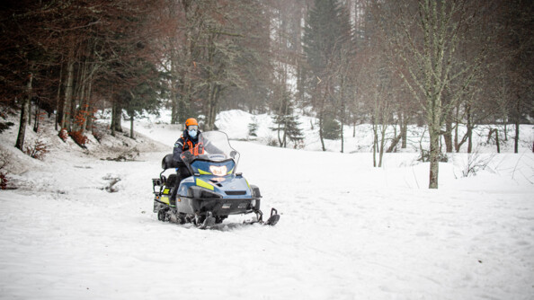 Un gendarme du PGHM des Vosges sur une moto-neige.