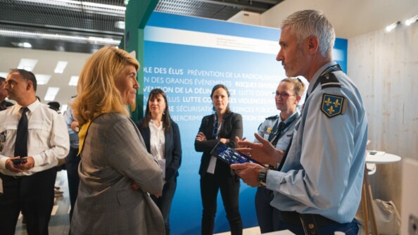 Un référent sûreté avec une tablette Neogend s'entretien avec Dominque Faure au stand du ministère de l'Intérieur