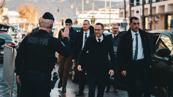 Gendarme mobile saluant le ministre de l'Intérieur.