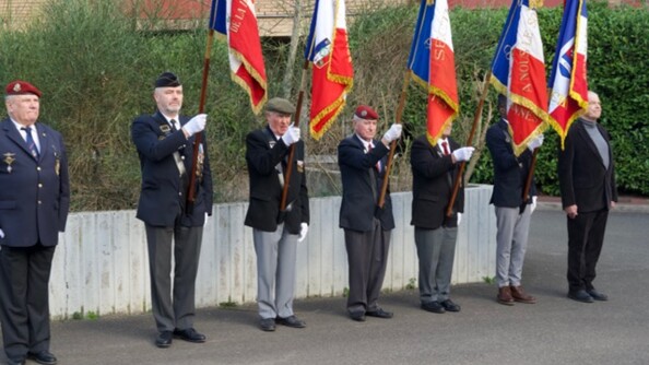 Une rangée de cinq portes-drapeaux.