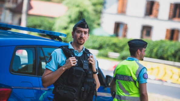 Un gendarme d'une brigade du Puy-de-Dôme en tenue d'intervention, sécurise l'axe sur lequel les courreurs vont passer.