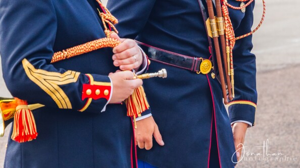 Zoom sur les tenues et l'instrument de deux musiciens de la Garde