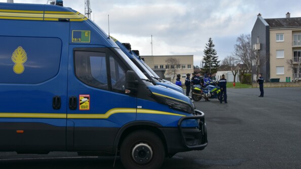 A gauche, profil de quatre véhciule de maintien de l'ordre gendarmerie - à droite, plusieurs gendarmes alignés auprès de deux motos gendarmerie en train de recevoir un briefing
