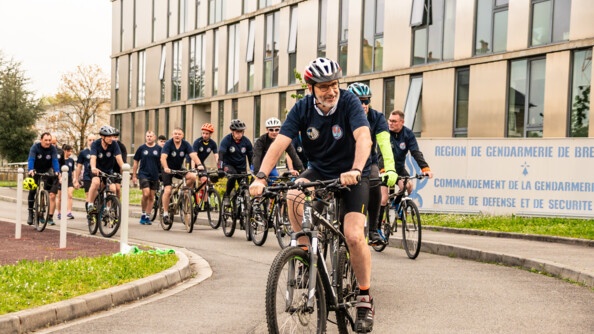 Départ à vélo d'un groupe de gendarmes devant le siège de la Région de gendarmerie de Bretagne.