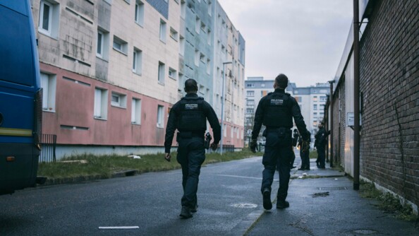 Deux gendarmes mobiles démabulent dans le rue d'une cité