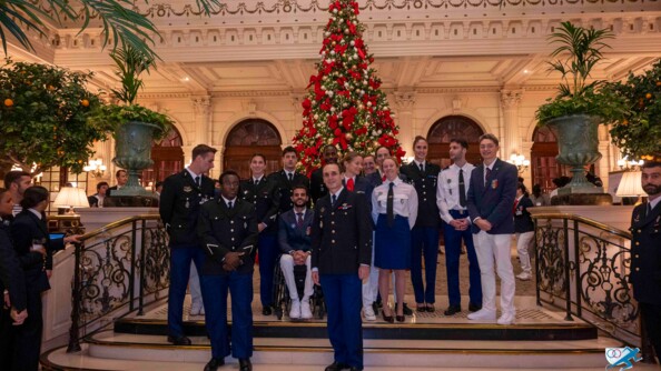 Une douzaine de sportifs de haut niveau de la Défense gendarmerie, en vareuse, posent au pied d'un sapin de Noël, dans le hall d'un grand hôtel parisien. Au milieu d'eux, le DRHGN adjoint.