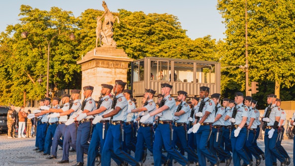 Gendarmes lors des répétitions du défilé du 14 juillet sur les Champs Elysées