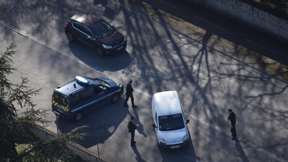 Vue d'un hélicoptère d'un contrôle routier par trois gendarmes