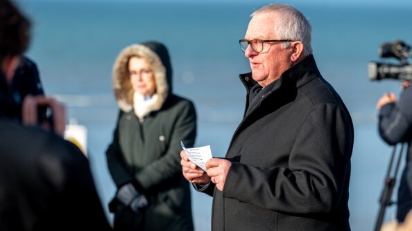 Monsieur François Legras, maire de Gouville-sur-Mer, s'adressant au sous-préfet, aux responsables de la gendarmerie nationale, aux élus locaux et aux acteurs de la filière ostréicole afin de souligner son attachement à la présence de la Garde républicaine à l'occasion de la mise en œuvre du dispositif de sécurisation des exploitations ostréicoles.