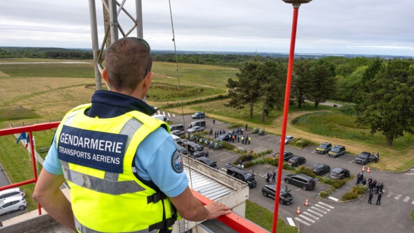 Un Gendarme des transports aériens regarde le dispositif à l'aéroport vue du toit de la tour de contrôle