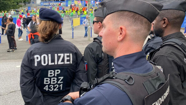 Une patrouille de gendarmes français et policiers allemands de l'UOFA aux abords d'un stade