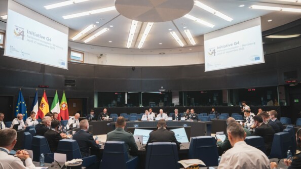 Dans un amphithéatre en rond, les hautes autorités de polices européennes en table ronde. A gauche les drapeaux européens, français, espagnol, italien, portugais. Au plafond, de part et d'autre, deux écrans "Inititive G4"
