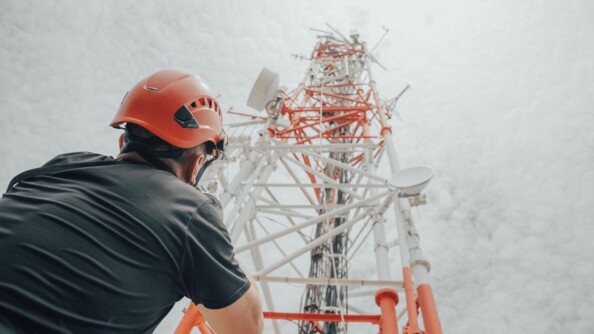 Gendarme au pied d'un pylone de télécommunications lors d'une intervention.