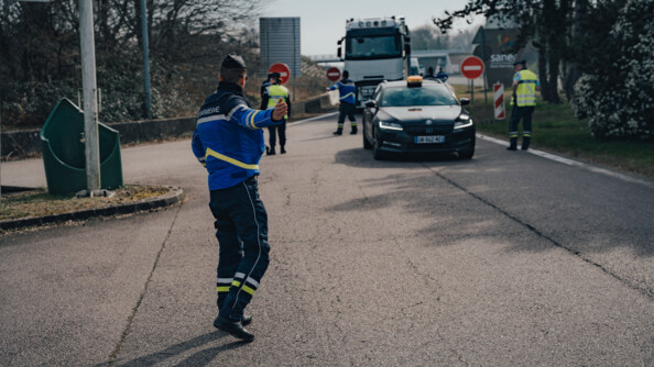 Photo d'un gendarme en train  de gerer le flot de v&eacute;hicule arrivant sur l'aire de service pour &ecirc;tre control&eacute;s.
