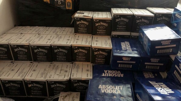 La camionnette des contrebandiers contenait plusieurs centaines de cartons d'alcool fort.