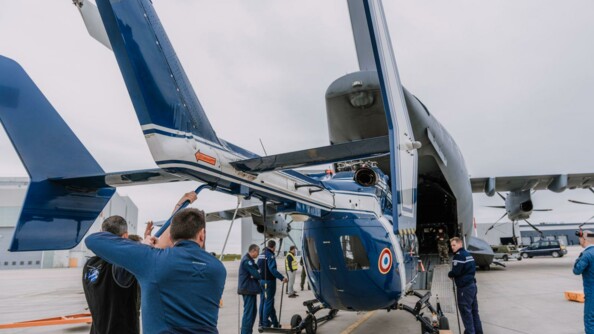 Une dizaine de gendarmes en train de charger un hélicoptère dans un A400M