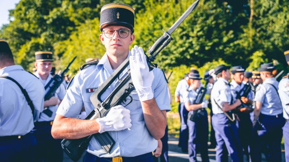 Dylan, jeune gendarme, s’apprête à vivre son premier défilé