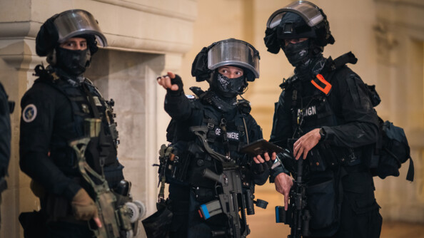 3 opérateurs échangent avant l'assaut final, devant le lieu où le terroriste est retranché