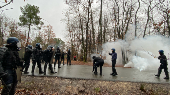 Face aux manifestants.jpg