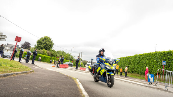 Un motard de la gendarmerie suivi du convoi présidentiel