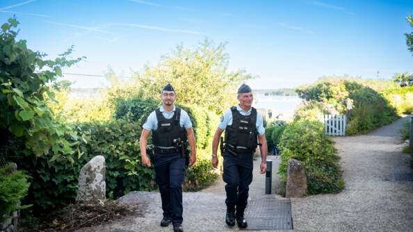 Patrouille à pied de deux gendarmes du poste provisoire sur l'Île aux Moines.