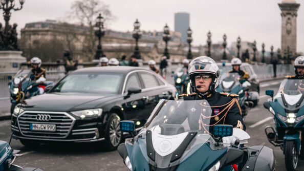 Escorte motocycliste du Président de l'Angola sur le pont Alexandre III.