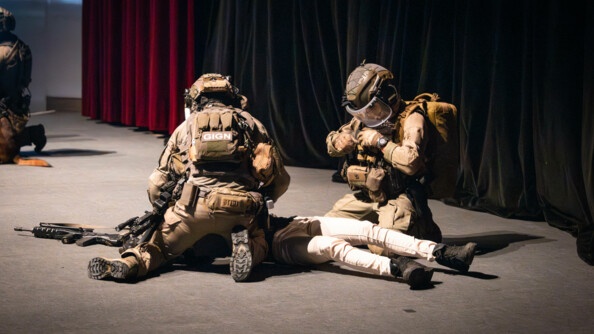 Deux hommes du GIGN s'occupent d'un homme &agrave; terre - d&eacute;monstration