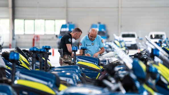 Maintenance des motos par un gendarme à la Base logistique avancée du 80e anniversaire du débarquement.