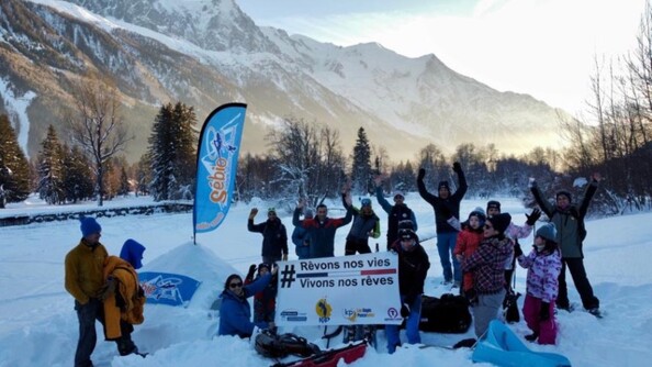 Orphelins de la gendarmerie se tenant dans la neige avec des luges à l'occasion du stage "Rêve de cimes"