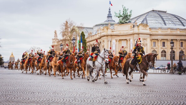 Au loin à gauche les invalides, passe devant le grand palais la musique à cheval de la Garde Républicaine