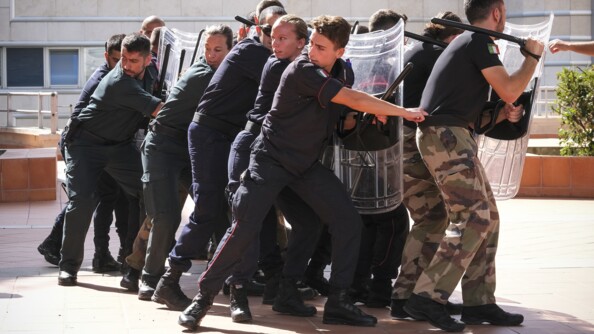 Photo de côté du mur de boulier. Le premier rang résiste aux plastrons qui viennent attaquer la formation. Le deuxième rang, tient le premier par la ceinture, regarde derrière et recule en bon ordre.