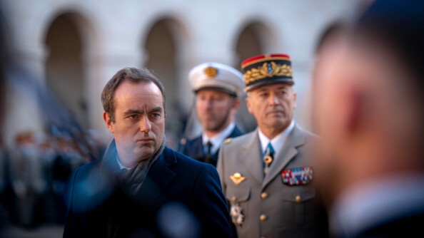 Photo de S&eacute;bastien Lecornu, ministre des Arm&eacute;es et des Anciens combattants, marchant aux c&ocirc;t&eacute;s de militaires, lors d'une c&eacute;r&eacute;monie militaire